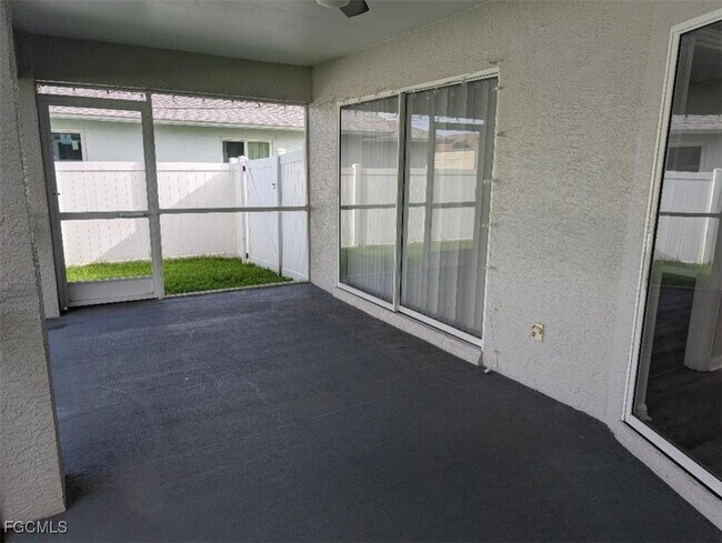 Building Photo - 4614 SW 7th Ave
