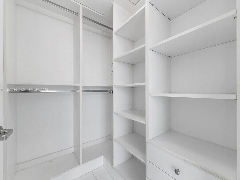 Building Photo - 495 Brickell Ave