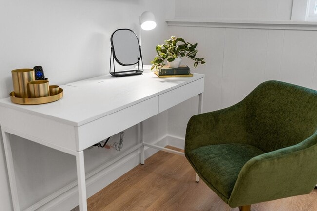 Building Photo - Stylish & Turnkey Furnished 2-BR Daylight Basement Apartment – Utilities + Wi-Fi Included