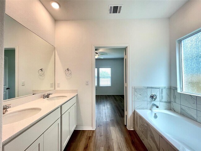 Building Photo - 10501 Steinbeck Dr