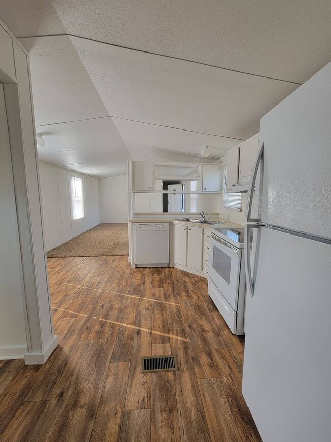 Building Photo - Ready to Move in