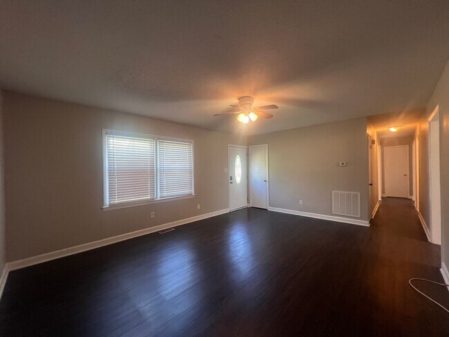Building Photo - 3605 Somerset Dr