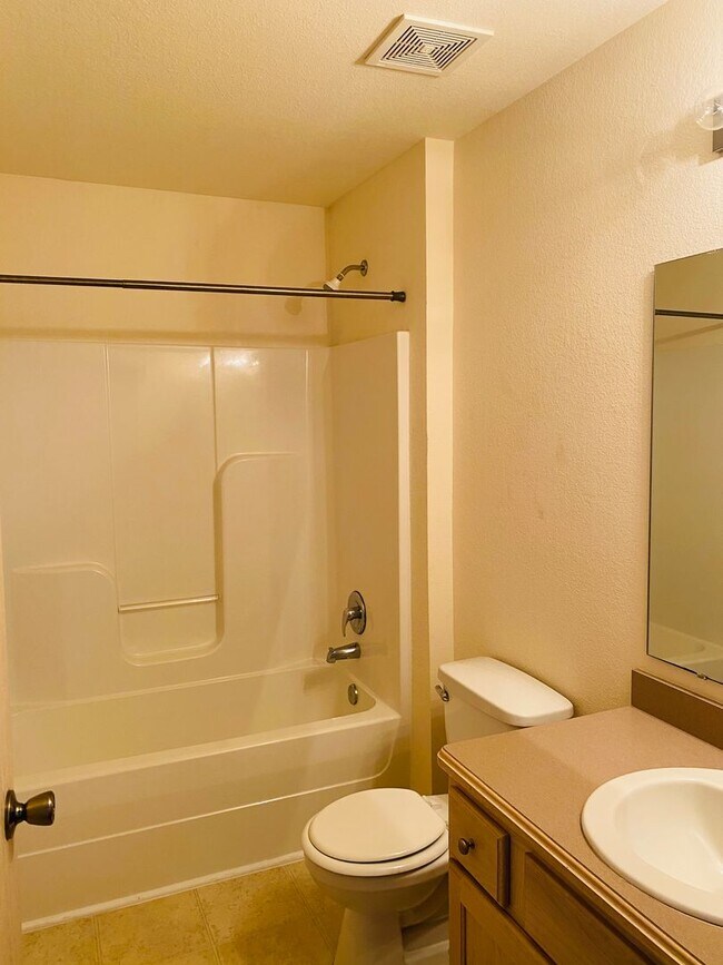 Building Photo - Spacious 2bedroom!
