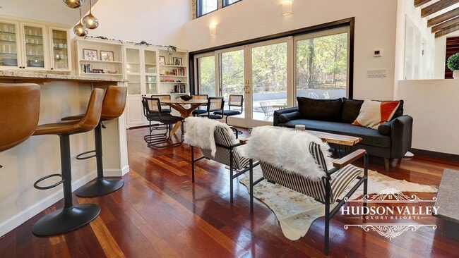 Building Photo - Elegant 7-Bedroom Estate in White Plains –...