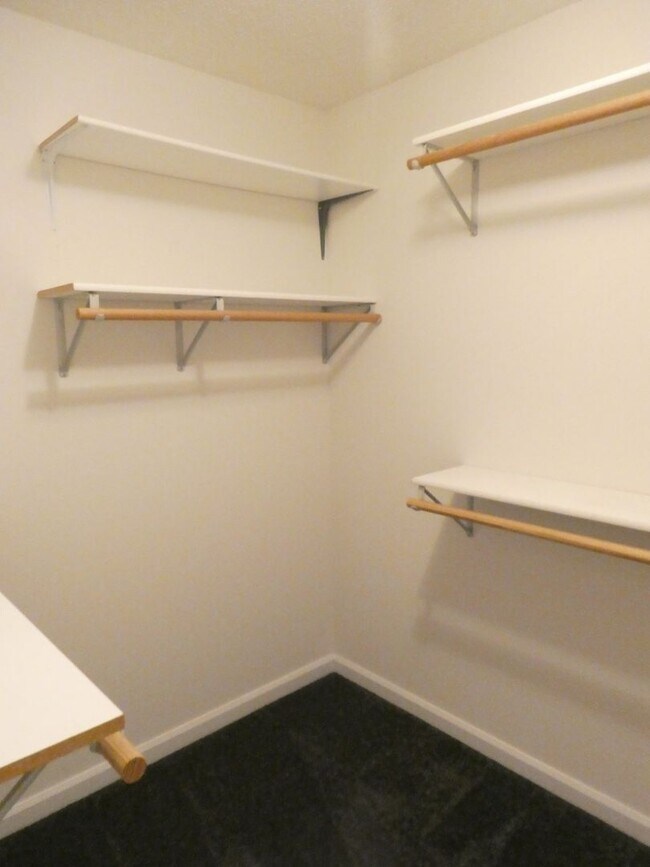 Building Photo - 3 Bedroom 2 Bath Home in Seven Oaks Neighborhood