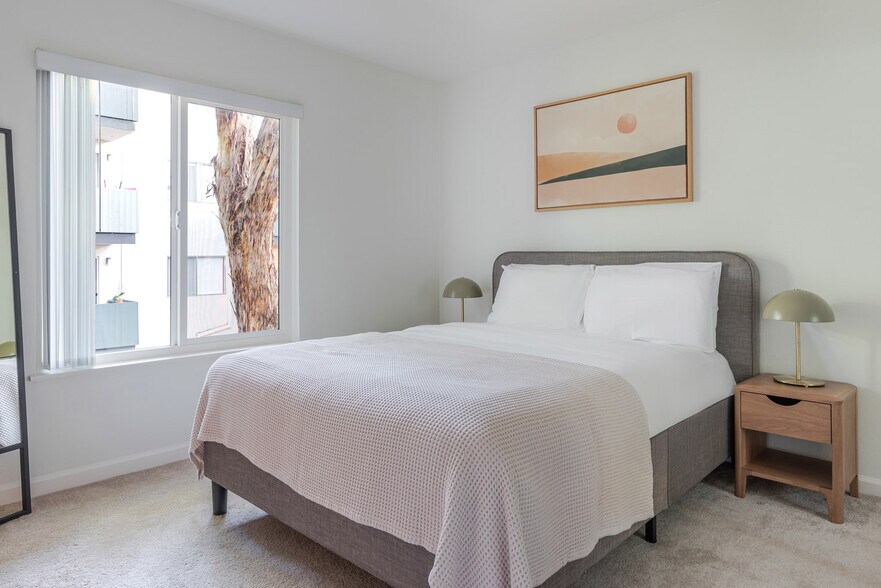 Building Photo - 141 Wellesley Cres