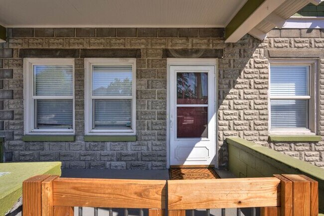 Building Photo - 453 Moran St