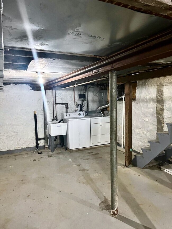 Building Photo - *** Amazing Apartment in Mt. Washington * Pet Friendly * Duplex style * Available Now * Spacious ...