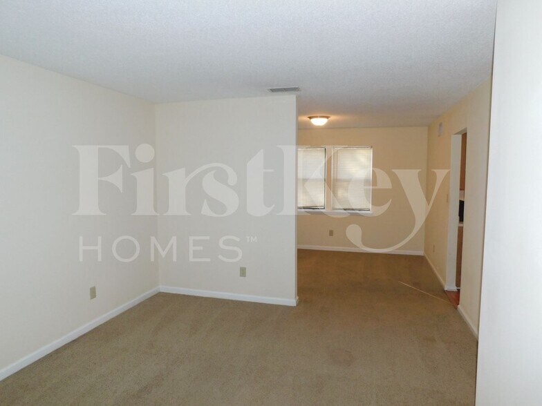 Building Photo - 3931 Springleaf Dr