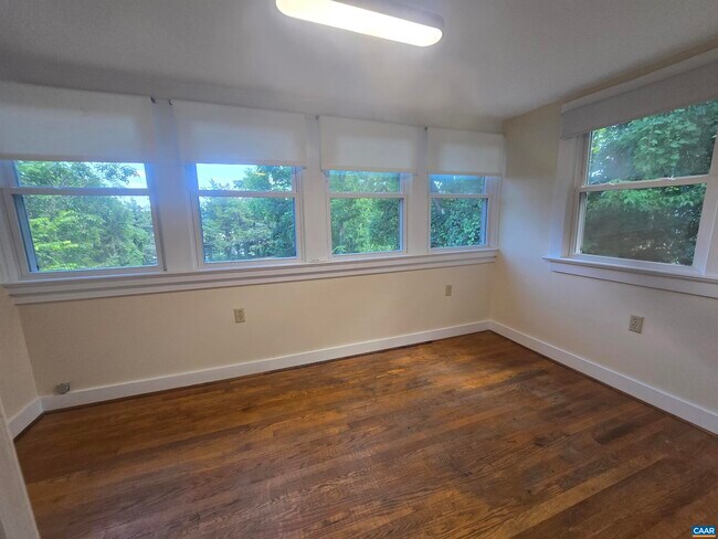 Building Photo - 142 Carlton Rd