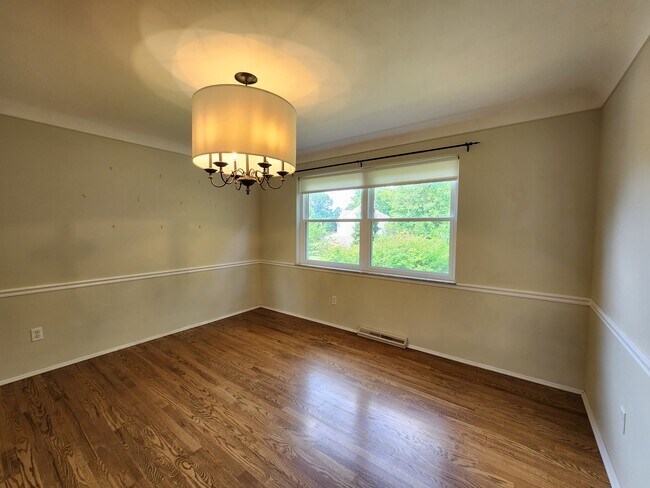 Building Photo - 720 Woodfield Dr