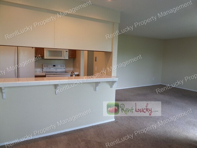 Building Photo - Wonderful 2-Bedroom Top Floor Condo in Renton - Great Location!