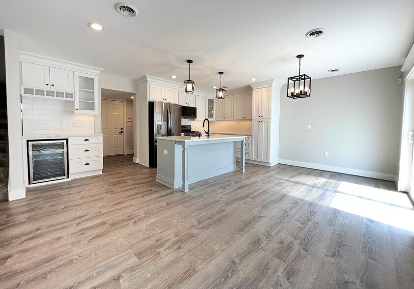 Building Photo - 10975 Main St