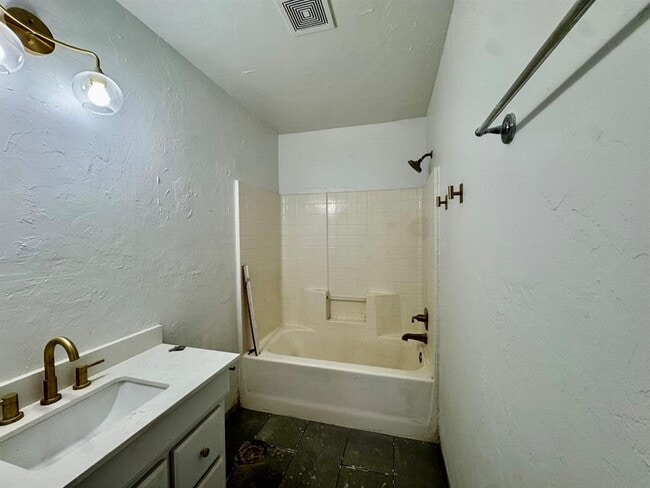 Building Photo - 223 W 6th St