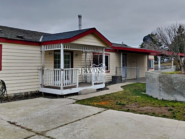 Building Photo - Comfortable Selah Residence with Open Living Space and Easy Commuter Access