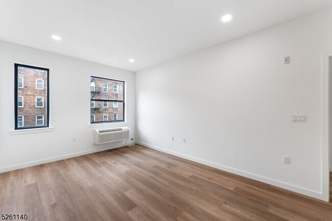 Building Photo - 25 Freeway Dr E