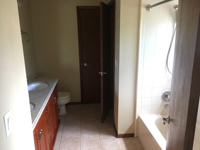 Building Photo - 4935 Granby Cir