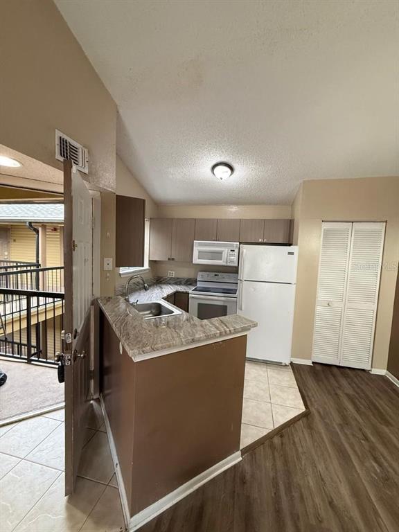 Building Photo - 1908 Lake Atriums Cir