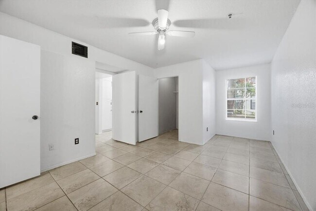 Building Photo - 1602 Columbia Arms Cir