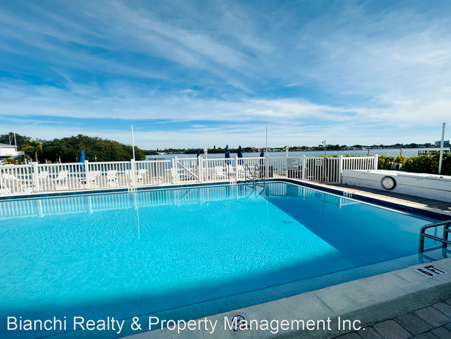 Building Photo - 2 br, 2 bath House - 1819 Shore Dr S #307