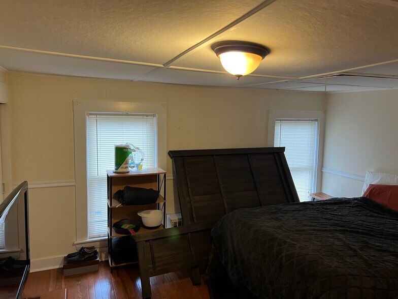 Building Photo - 154 Jenness St