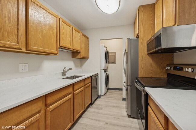 Building Photo - 940 N Lakeside Dr