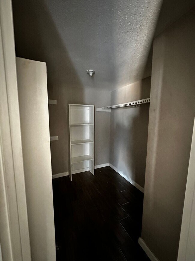 Building Photo - 1 Bed, 1 Bath condo