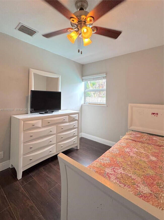 Building Photo - 120 NE 9th Ave