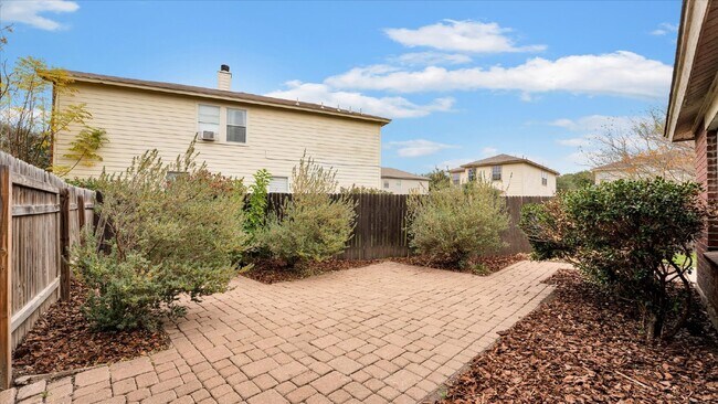 Building Photo - "Charming 3-Bedroom Home with 2 Full Baths in New Braunfels – 1,425 Sq Ft of Comfort on Cherokee ...