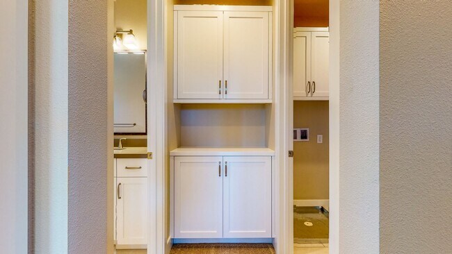 Building Photo - Bright and beautiful Home in Coffey Park! ...