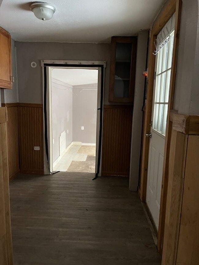 Building Photo - 3 bedroom 1.5 bathroom