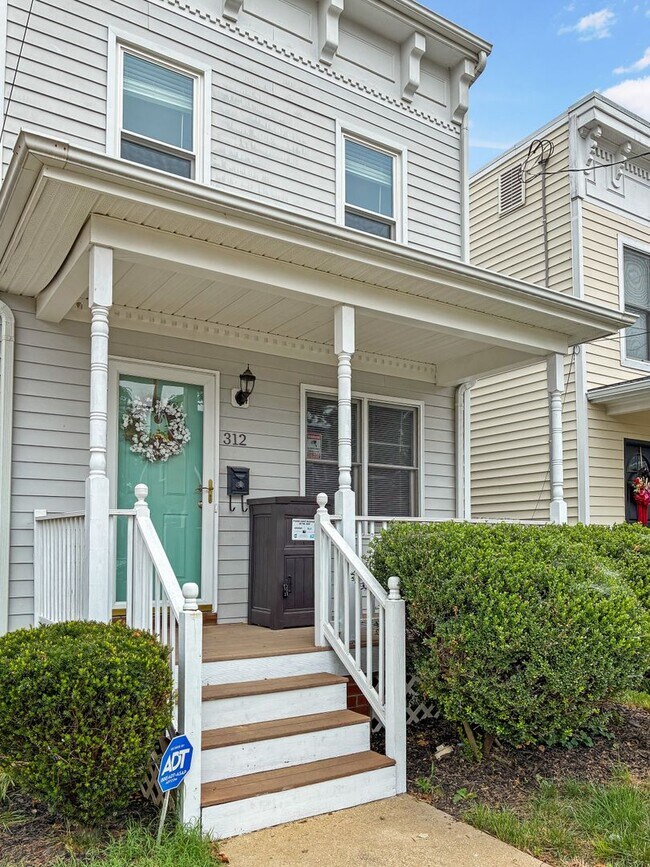 Building Photo - Updated 3 Bedroom in Manchester!