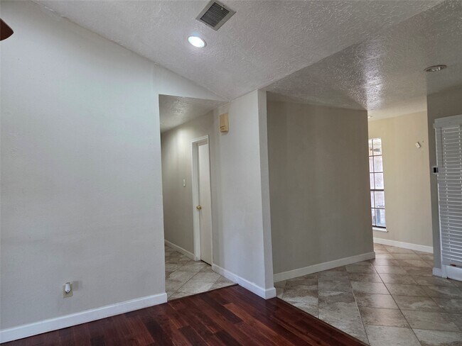 Building Photo - 15415 Beechnut St