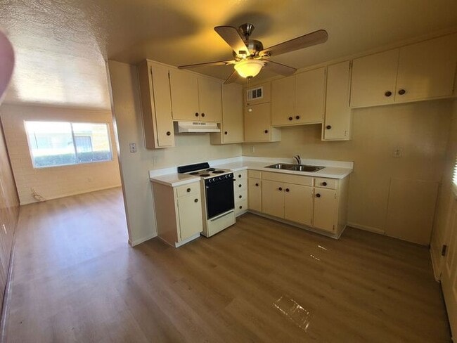 Building Photo - Charming two-bedroom, one-bathroom apartment