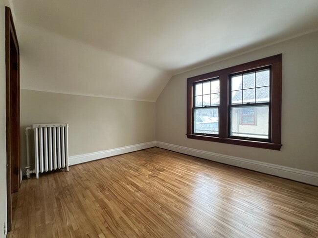 Building Photo - Inviting 6 Bedroom 1.5 Bathroom Home in St. Paul!