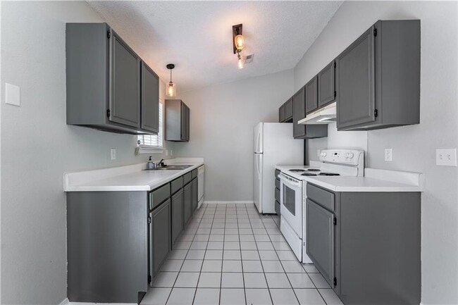 Building Photo - 725 W Van Gogh Pl