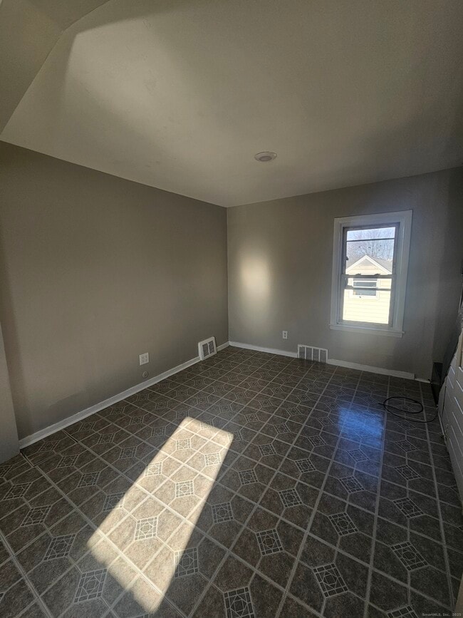 Building Photo - 370 Bruce Ave