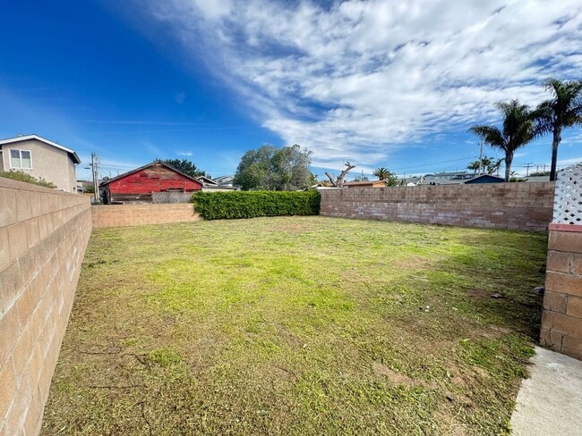 Building Photo - 647 Newport Ave