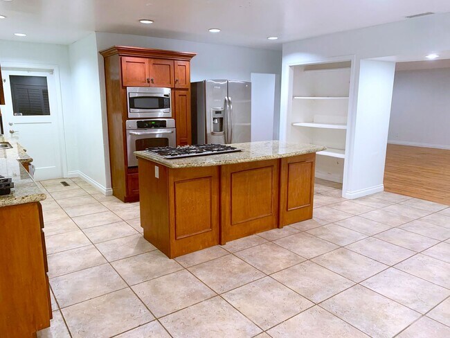 Building Photo - 4BD 2 BA on Dorothy Way! (Lease out, pendi...