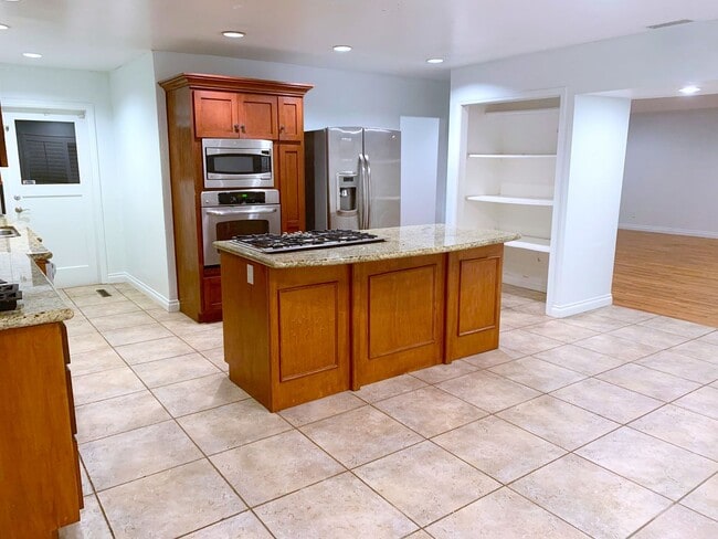 Building Photo - 4BD 2 BA on Dorothy Way!