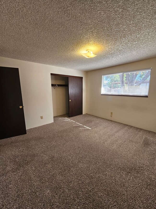 Building Photo - Private house, in great location!