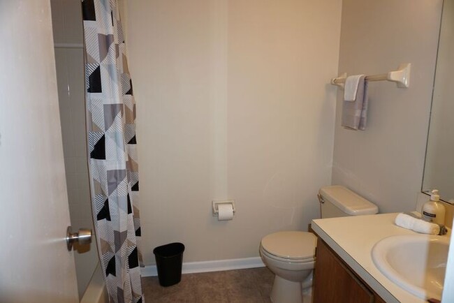 Building Photo - 2 bedroom townhome near NAS