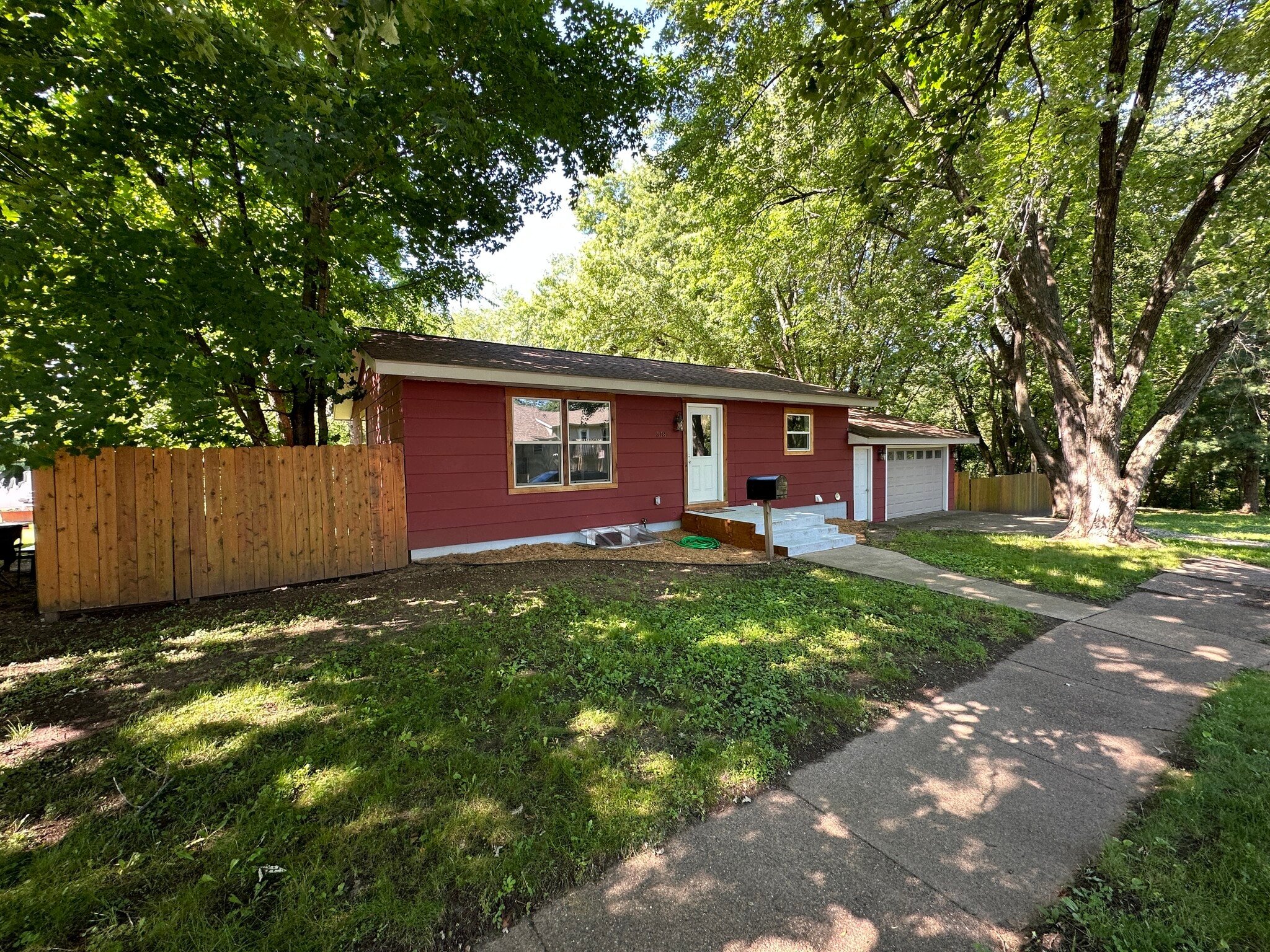 Building Photo - 318 16th Ave W