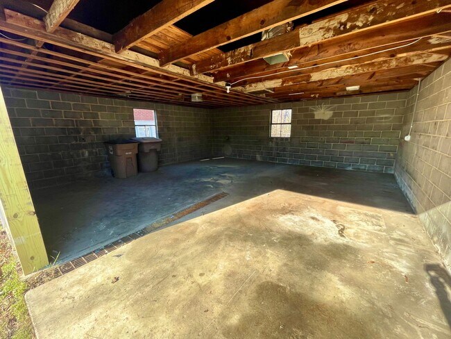 Building Photo - 3 Bedroom 1 Bathroom Home Located In Green...