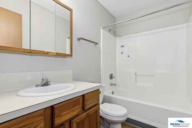 Building Photo - 3 bedroom 2 bath duplex - Derby Schools