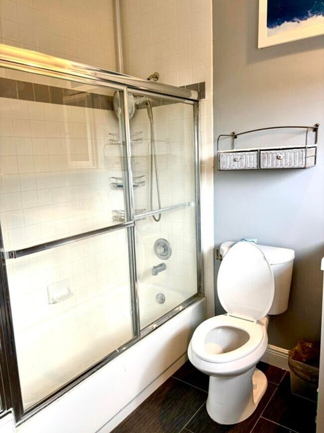 Building Photo - 328 N Lake Dr