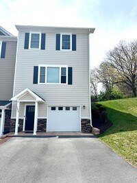 Building Photo - End Unit Townhouse for Rent in Crescent Ridge