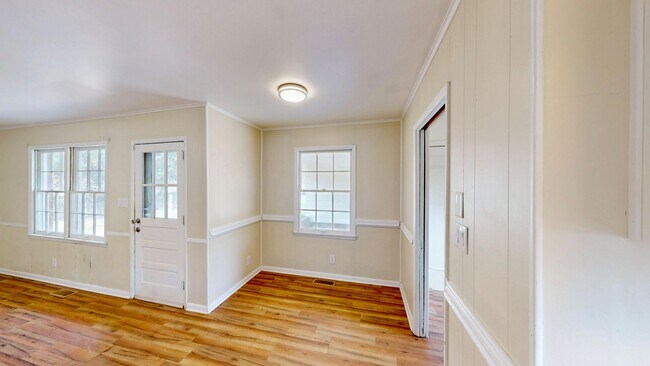 Building Photo - 6821 View Way Dr