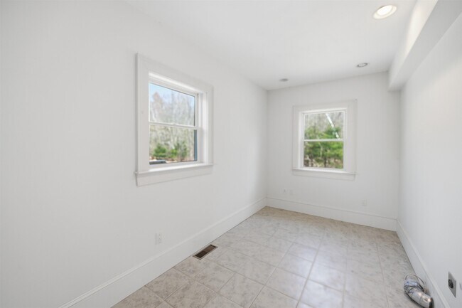 Building Photo - 564 Main St