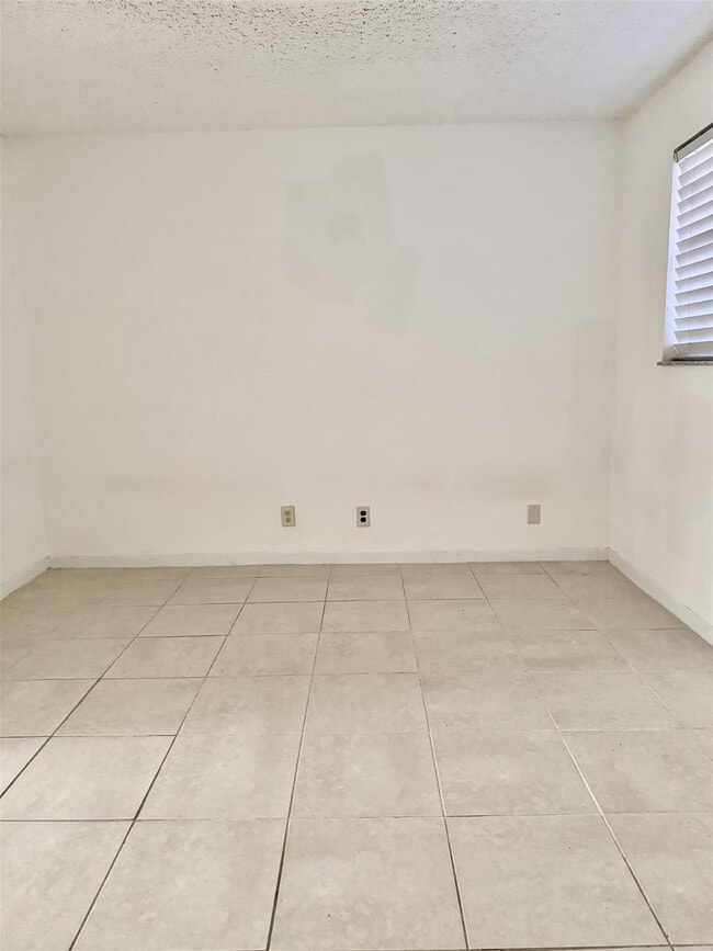 Building Photo - 680 Tennis Club Dr